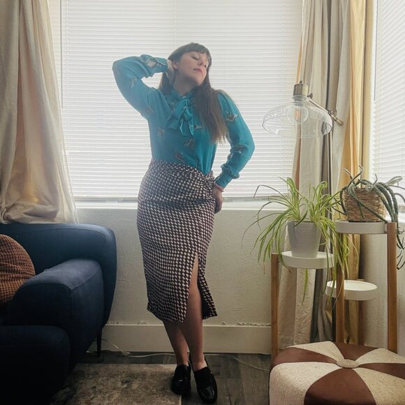 Price FIRM Ann Taylor Houndstooth Print Slit Drape Silky Pencil Skirt Size 2 Md - Picture 10 of 10